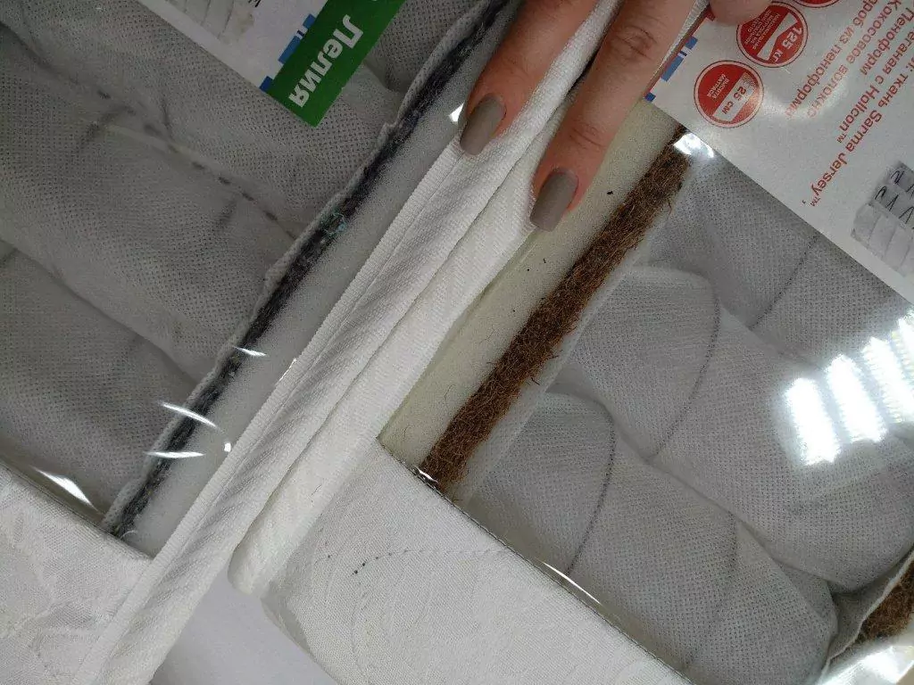 На образцах хорошо видно, что в матрасе использованы разные настилочные материалы. Уточните у продавца преимущества и достоинства сравнение матраса по составу настилочных материалов